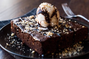 Dondurma ve fındık tozu ile çikolatalı kek.