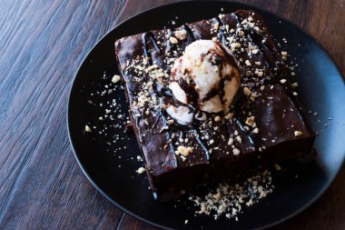 Dondurma ve fındık tozu ile çikolatalı kek.