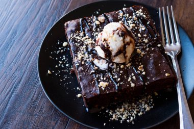 Dondurma ve fındık tozu ile çikolatalı kek.