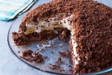 Ev yapımı vizon köstebek delik kek Çikolata Bisküvi, muz ve krem peynir.