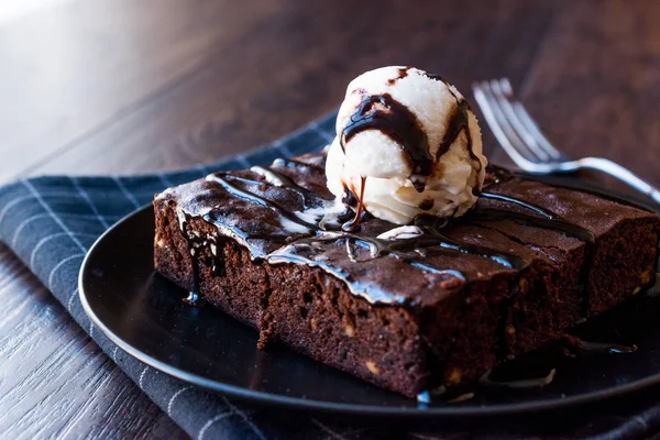 Dondurma ve fındık tozu ile çikolatalı kek.