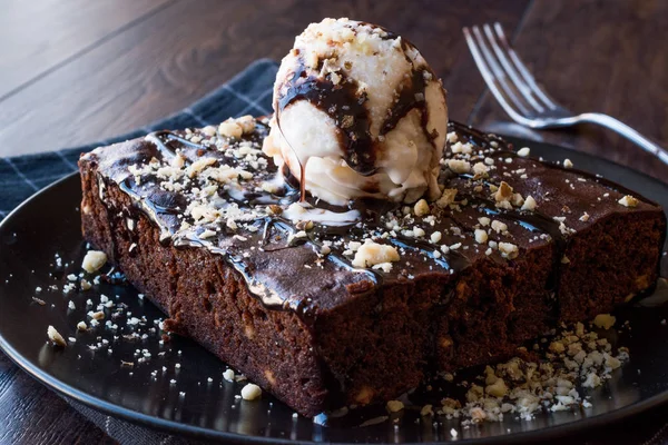 Fagylalt és por mogyorós csokis Brownie. — Stock Fotó