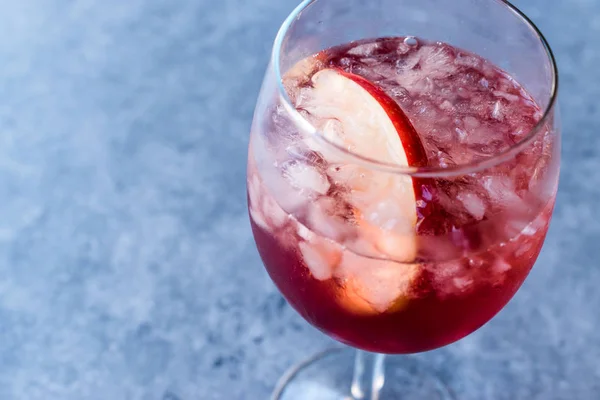 Rose Pink Blush cóctel de vino con semillas de granada, rodaja de manzana y hielo triturado . — Foto de Stock