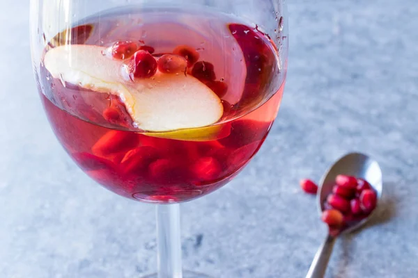 Rose Pink Blush cóctel de vino con semillas de granada, rodaja de manzana y hielo triturado . — Foto de Stock