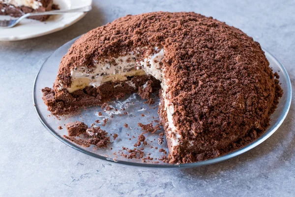 Hemmagjord Mink mullvad hål kaka med chokladkex, banan och Cream Cheese. — Stockfoto