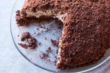 Ev yapımı vizon köstebek delik kek Çikolata Bisküvi, muz ve krem peynir.