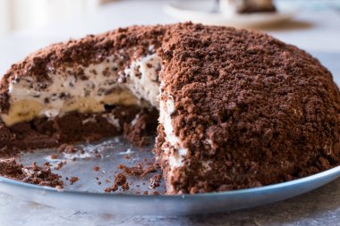 Ev yapımı vizon köstebek delik kek Çikolata Bisküvi, muz ve krem peynir.