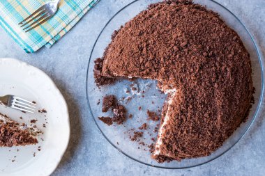 Ev yapımı vizon köstebek delik kek Çikolata Bisküvi, muz ve krem peynir.