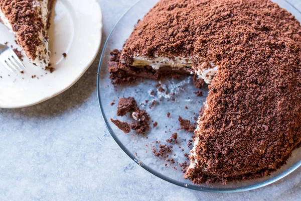 Hemmagjord Mink mullvad hål kaka med chokladkex, banan och Cream Cheese. — Stockfoto