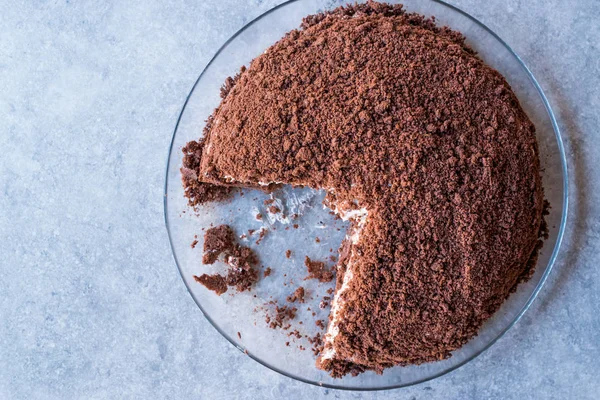 Bolo de buraco de toupeira caseiro com biscoito de chocolate, banana e creme de queijo . — Fotografia de Stock