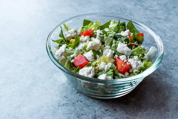 Insalata fresca fatta in casa con cokelek turco / fiocchi di latte — Foto Stock