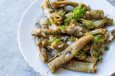 Yemek bakla zeytin yağı ve dereotu ile / peynirli Bakla.