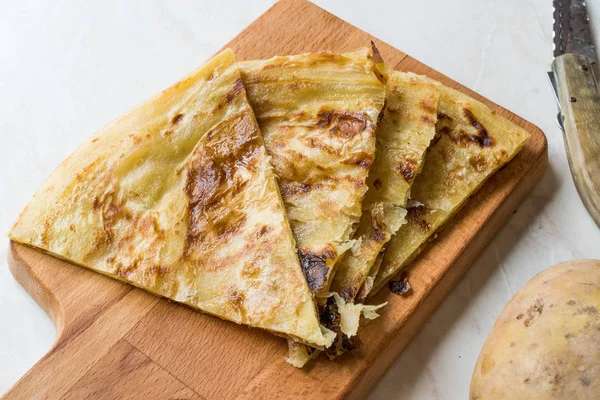 Circassian, cherkes oder cerkes borek mit Kartoffeln namens velibah — Stockfoto