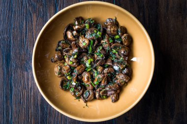 Dereotu ve yeşil soğan ile ev yapımı ekili mantar salatası