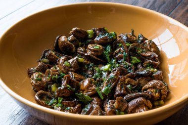 Dereotu ve yeşil soğan ile ev yapımı ekili mantar salatası