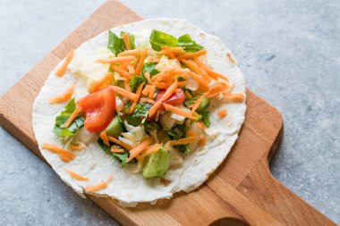 Ev yapımı vejetaryen Tostadas salata ve cilalı havuç dilimleri ile.