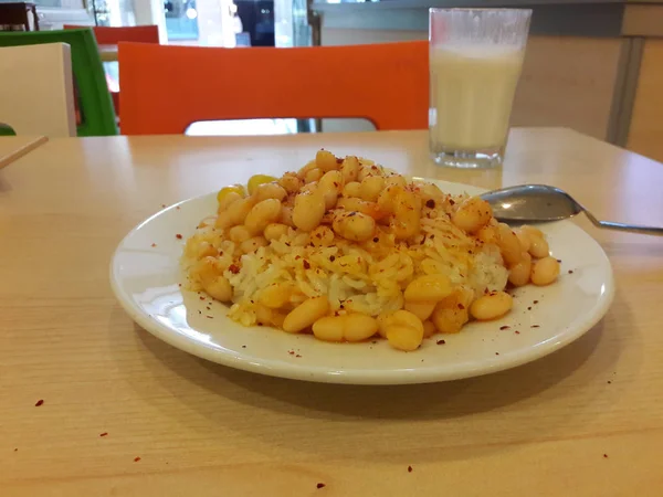 Frijoles cocidos turcos con Pilav o Pilaf y Buttermilk Ayran / Haricot Beans / Kurufasulye . — Foto de Stock