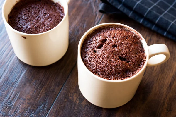 Pastel de taza de chocolate Brownie microondas listo para comer . — Foto de Stock