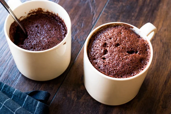 Pastel de taza de chocolate Brownie microondas listo para comer . — Foto de Stock