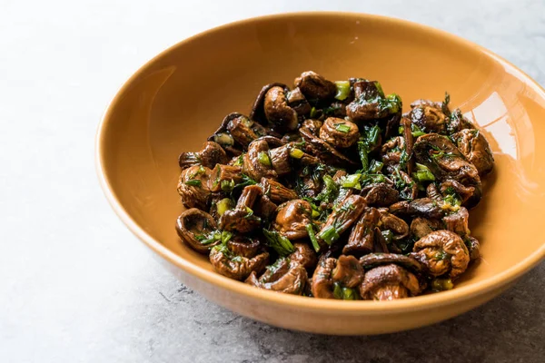 Zelfgemaakte gecultiveerde Mushroom Salade met dille en groene uien — Stockfoto