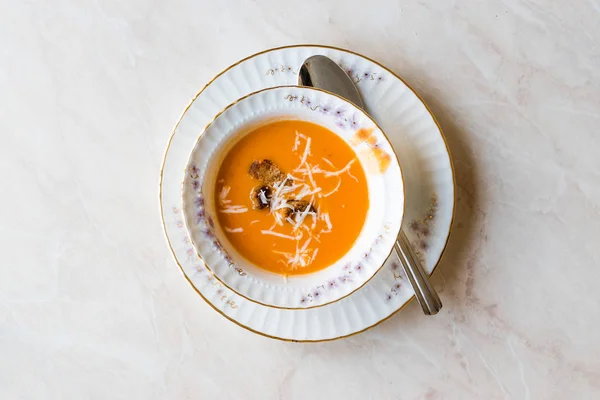 Sopa de tomate caseiro com croutons e queijo . — Fotografia de Stock