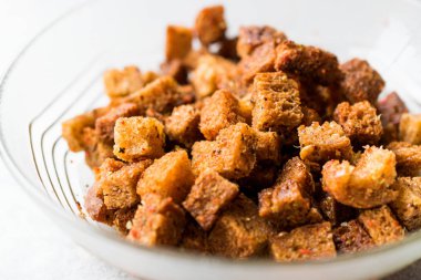 Gevrek çavdar kızarmış ekmek parçaları ekmek bisküvi yığını