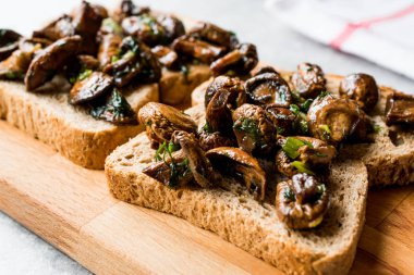 Ahşap yüzeyde mantar Bruschetta tost Sandwich.