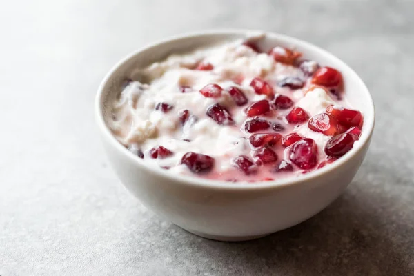 Hausgemachter Joghurt mit Granatapfelkernen — Stockfoto