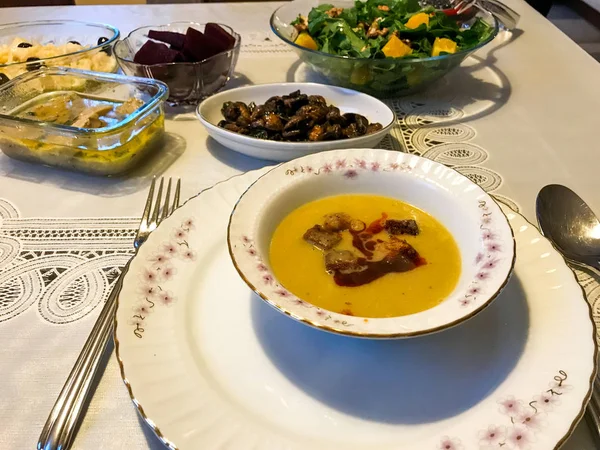 Sopa de lentejas turcas en la mesa de la cena . — Foto de Stock