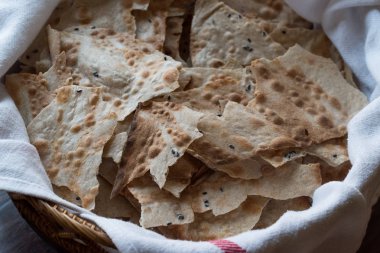 Sardunya dan bölmesi Carasau gevrek gözleme. (İnce ekmek)