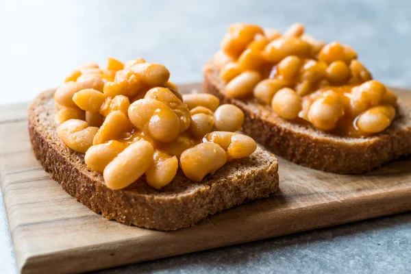 Pečené fazole s toustového chleba — Stock fotografie