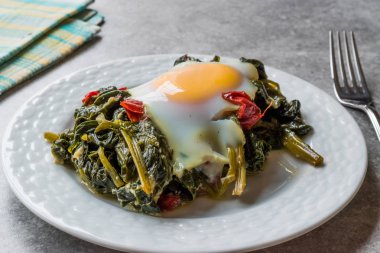 Yumurta ile yemek ıspanak