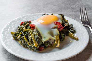 Yumurta ile yemek ıspanak