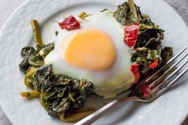 Yumurta ile yemek ıspanak