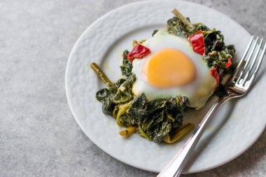 Yumurta ile yemek ıspanak