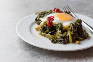 Yumurta ile yemek ıspanak