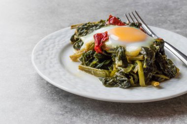 Yumurta ile yemek ıspanak