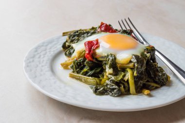 Yumurta ile yemek ıspanak