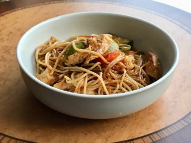 Noodles sebze ve soya sosu ile.