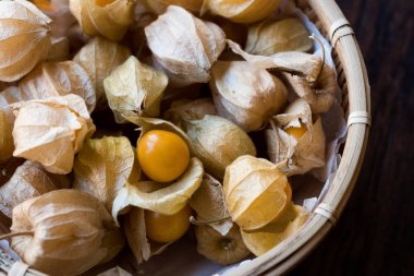Physalis ahşap sepet içinde altın çilek meyve.