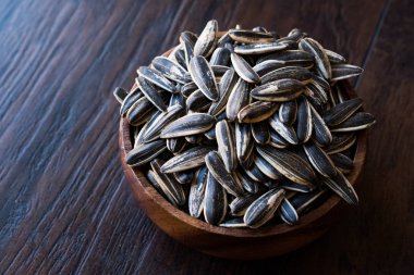 Siyah tuzsuz Ayçekirdeği ahşap kase.