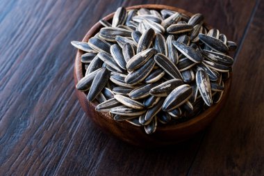 Siyah tuzsuz Ayçekirdeği ahşap kase.