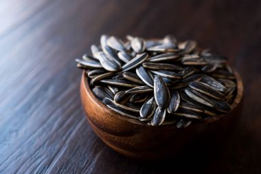 Siyah tuzsuz Ayçekirdeği ahşap kase.