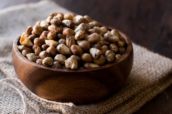 Turkish Snacks Kavurga / Fried Corn Seeds in Wooden Bowl. — Stok Foto