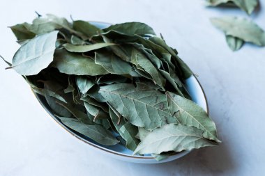 Defne yapraklarından defne ağacı