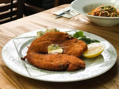 Patates salatası ve limon ile tavuk Schnitzel restaurant, hizmet.