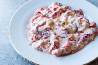 Türk meze kavrulmuş kırmızı biber yoğurt ve Mısır ile.