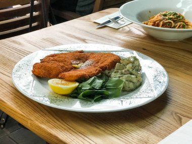 Patates salatası ve limon ile tavuk Schnitzel restaurant, hizmet.