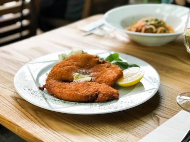 Patates salatası ve limon ile tavuk Schnitzel restaurant, hizmet.