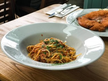 Spagetti Bolognese (Bolognaise) büyük plaka restoran servis .